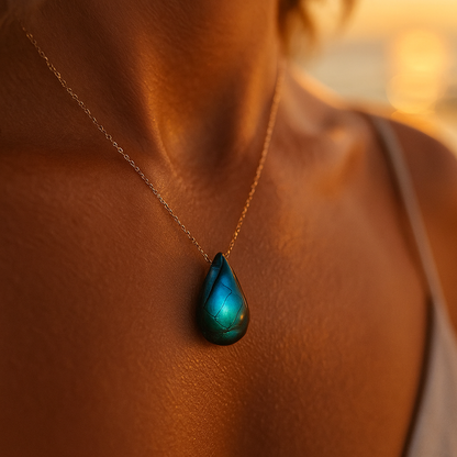 Lagoon - Elegant Labradorite Necklace