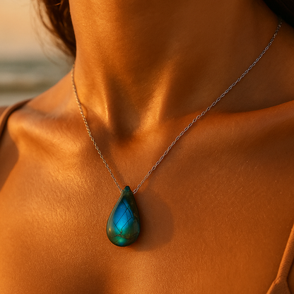 Lagoon - Elegant Labradorite Necklace