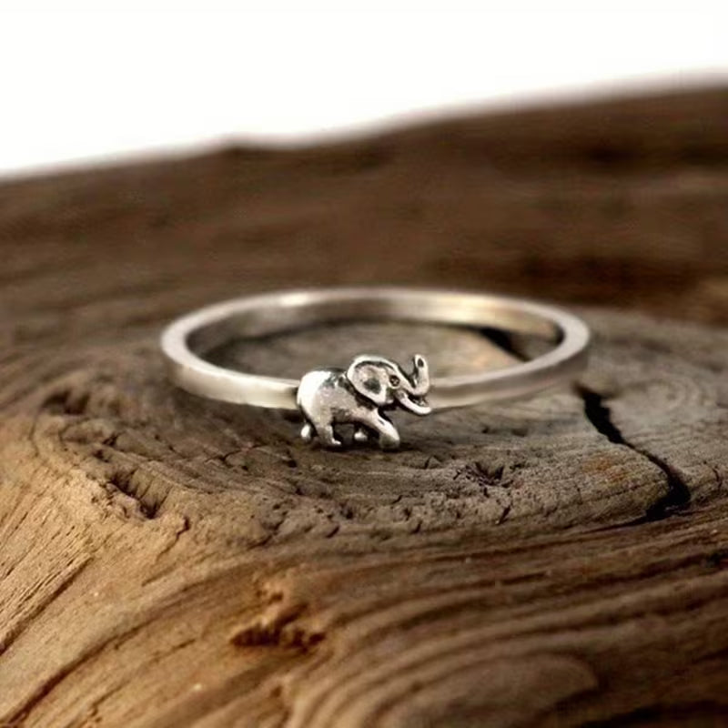 Graceful Elefantine Charm Ring