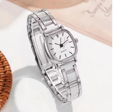 Luxurious Quartz Watch Featuring Stainless Steel Band